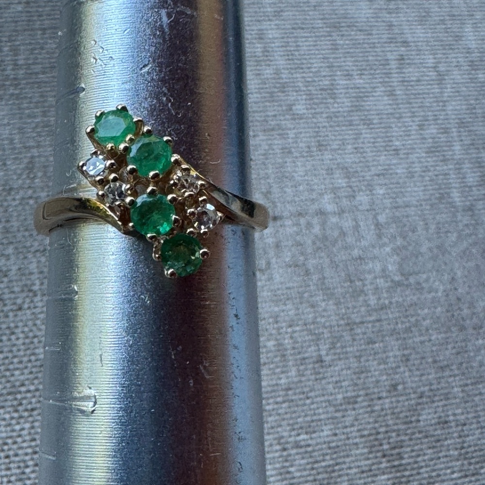 Elegant 10K Emerald Diamond Ring